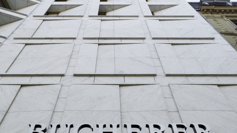 Architettura Svizzera: Il Bucherer Flagship Store di Zurigo e l’Eleganza del Marmo Cristallina