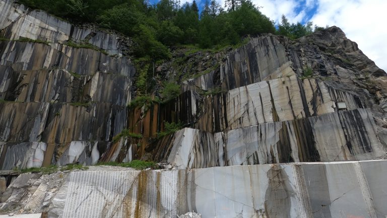 Il Tesoro Nascosto delle Alpi: La Storia del Marmo Cristallina