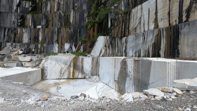 Il Tesoro Nascosto delle Alpi: La Storia del Marmo Cristallina