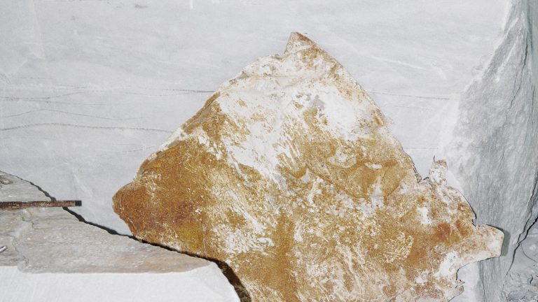 Esplorando il Marmo Svizzero: Il Cristallina Marmo dalle Origini alle Applicazioni Moderne