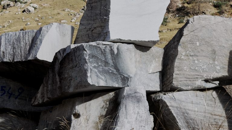 Il Tesoro Nascosto delle Alpi: La Storia del Marmo Cristallina