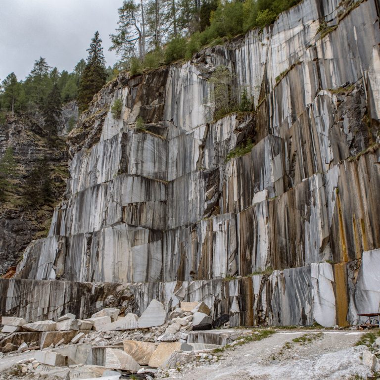 Le Cave delle Meraviglie: Coniugare Lusso e Sostenibilità con il Marmo Bianco di Peccia